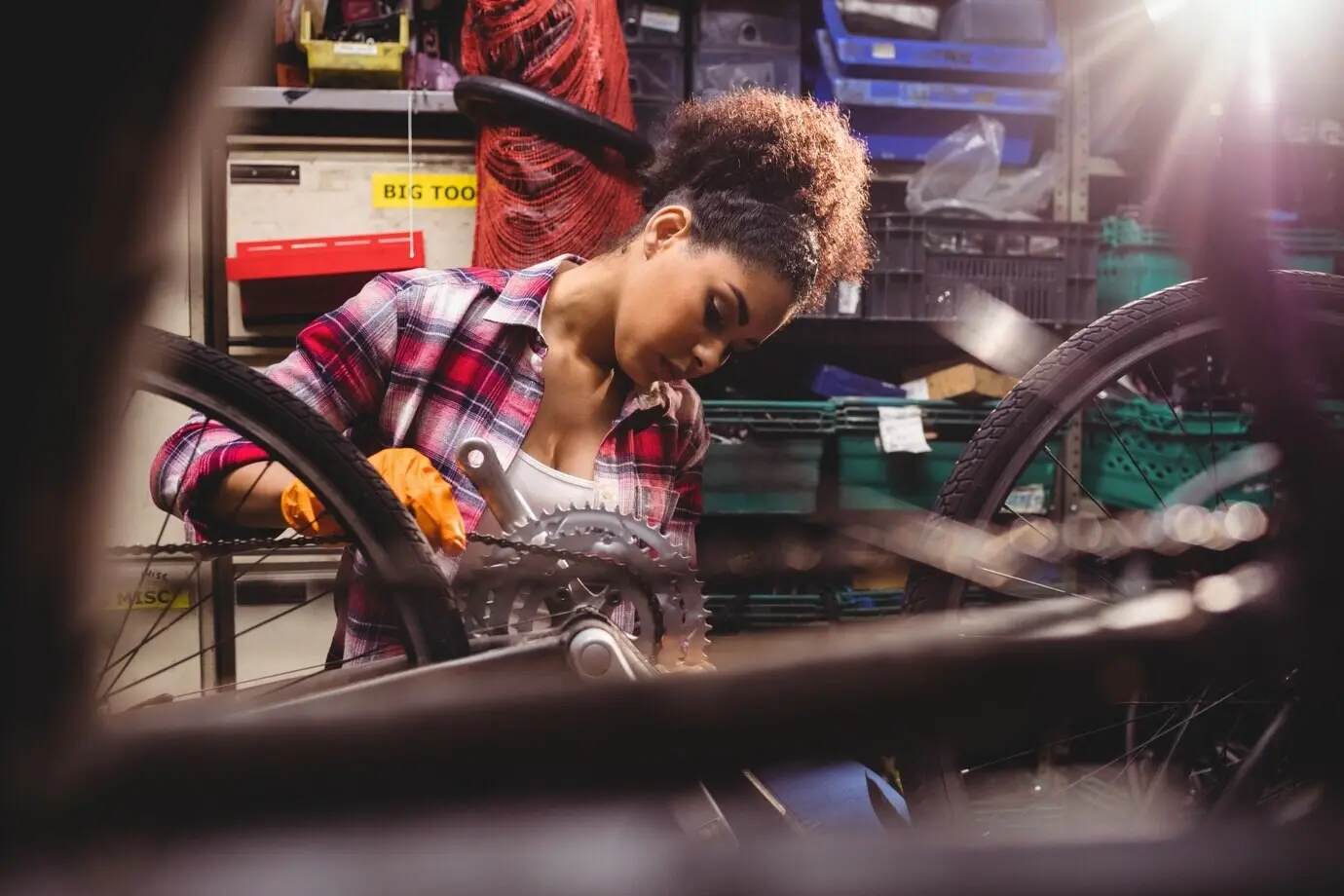 Mecánico reparando una bicicleta
