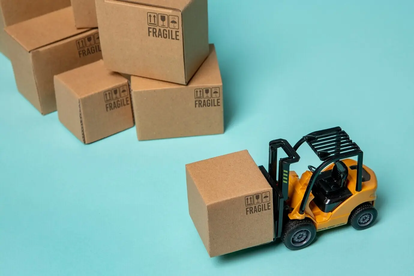 Vista en ángulo alto de una carretilla elevadora que transporta una caja.